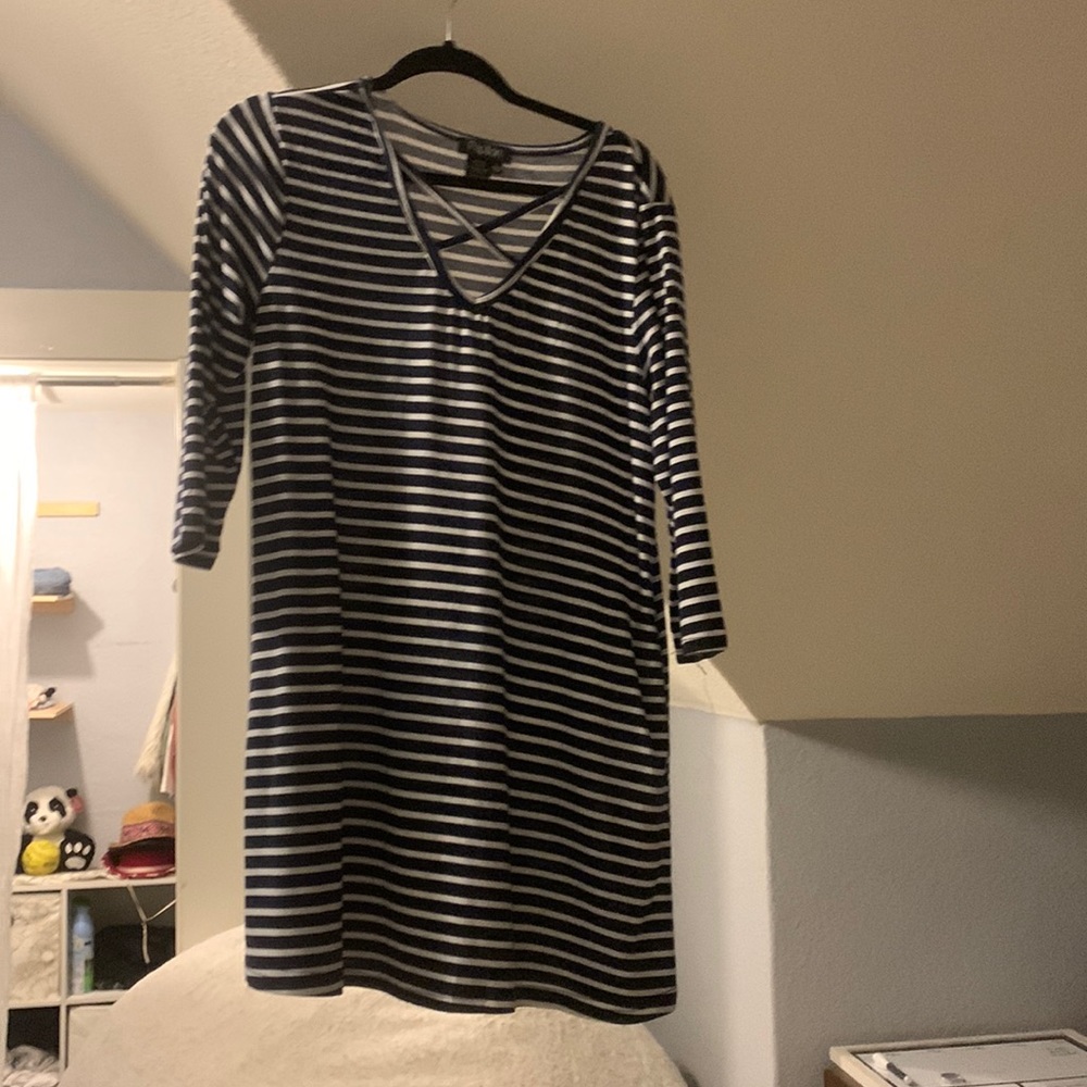Black and white striped shirt. Size:large and Great condition. Brand: papillon